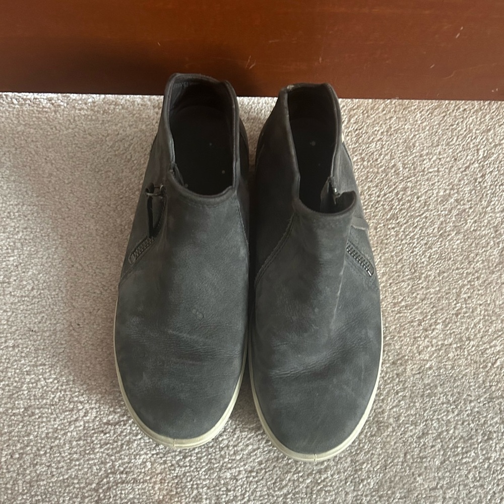 ECCO Soft 7 women’s nubuck zip bootie
size 8 us, 37 eu